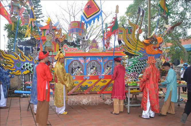 Thuyền Long Châu - lễ vật quan trọng nhất trong lễ hội cầu ngư- thể hiện sự tôn kính của người dân chài với các thần linh và sự đoàn kết của cộng đồng cư dân vùng biển… Ảnh: Hoa Mai - TTXVN Lễ hội Cầu Ngư - nét văn hóa tín ngưỡng đặc sắc của cư dân vùng biển Thanh Hóa ảnh 2