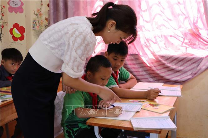 Rất cần có 1 chính sách đặc thù để hỗ trợ, khuyến khích học sinh vùng cao vừa mới thoát nghèo tiếp tục đến trường. Ảnh: Nguyễn Oanh - TTXVN Lai Châu: Người dân mong muốn có chính sách hỗ trợ linh hoạt cho học sinh vùng mới thoát nghèo ảnh 4