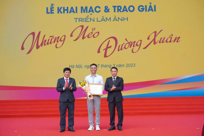 Ban tổ chức trao giải cho tác giả đoạt giải Nhất. Ảnh: Quỳnh Anh - TTXVN Trao giải và khai mạc Triển lãm ảnh báo chí "Những nẻo đường Xuân" ảnh 1