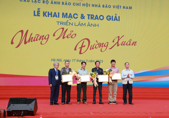 Ban tổ chức trao giải cho các tác giả đoạt giải Khuyến khích. Ảnh: Thanh Thảo - TTXVN phát Trao giải và khai mạc Triển lãm ảnh báo chí "Những nẻo đường Xuân" ảnh 4