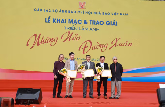 Trao giải và khai mạc Triển lãm ảnh báo chí "Những nẻo đường Xuân" ảnh 3