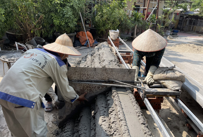 Thời tiết nắng nóng không chỉ làm tiến độ công việc bị chậm lại, mà rất ảnh hưởng đến sức khỏe của người lao động. Ảnh: Quốc Khánh - TTXVN Hạn hán kéo dài, người dân vùng cao Lào Cai gặp nhiều khó khăn ảnh 2