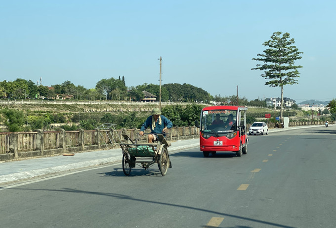 Người lao động lớn tuổi mưu sinh trong cái nắng khắc nghiệt. Ảnh: Quốc Khánh - TTXVN Hạn hán kéo dài, người dân vùng cao Lào Cai gặp nhiều khó khăn ảnh 1