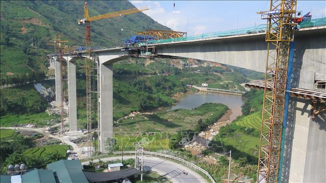 Công trình cầu Móng Sến thuộc dự án đầu tư xây dựng đường nối đường cao tốc Nội Bài – Lào Cai - Sa Pa. Ảnh: Lục Hương Thu-TTXVN Gấp rút hoàn thành cầu cạn nối Lào Cai - Sa Pa ảnh 1