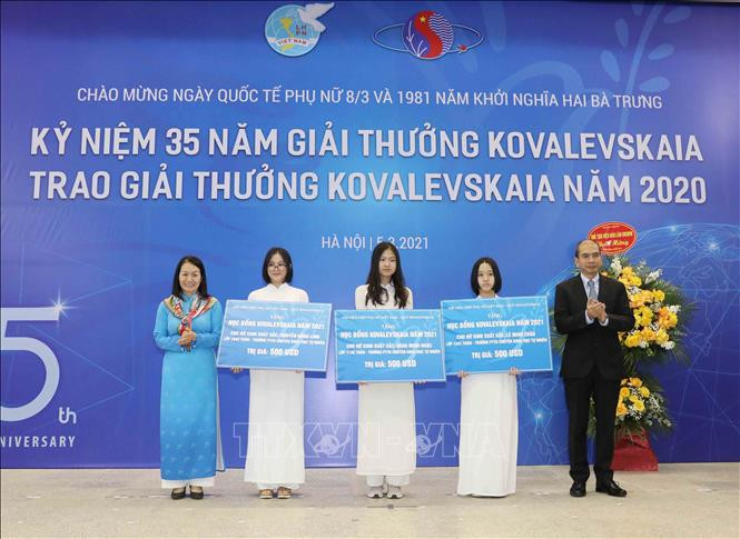 Nữ sinh có thành tích xuất sắc nhận học bổng Quỹ Giải thưởng Kovalevskaia. Ảnh: Phương Hoa - TTXVN Ngày Quốc tế Phụ nữ 8/3: Vinh danh tập thể và cá nhân đoạt Giải thưởng Kovalevskaia năm 2020 ảnh 3