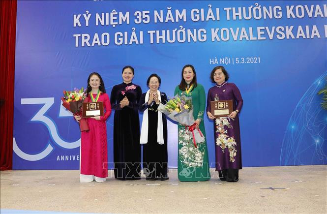 Các tập thể và cá nhân nhận Giải thưởng Kovalevskaia năm 2020. Ảnh: Phương Hoa - TTXVN Ngày Quốc tế Phụ nữ 8/3: Vinh danh tập thể và cá nhân đoạt Giải thưởng Kovalevskaia năm 2020 ảnh 4