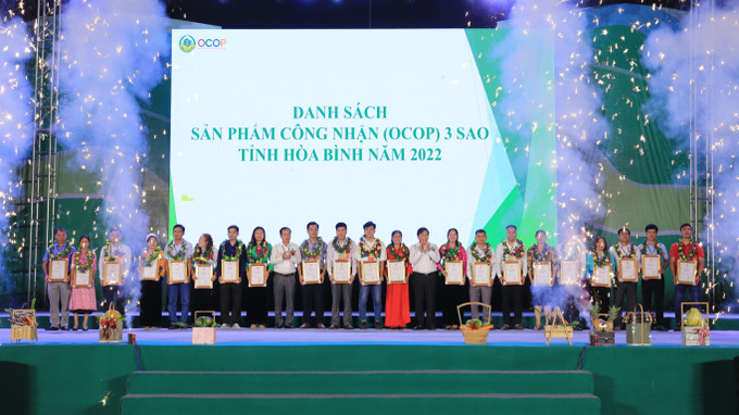 Trao giấy chứng nhận các sản phẩm OCOP của tỉnh Hoà Bình. Ảnh: Lưu Trọng Đạt – TTXVN Khai mạc Hội chợ nông nghiệp và triển lãm sản phẩm OCOP vùng Trung du, miền núi phía Bắc 2022 ảnh 3