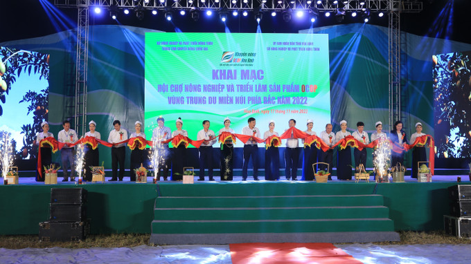 Các đại biểu cắt băng khai mạc hội chợ. Ảnh: Lưu Trọng Đạt – TTXVN Khai mạc Hội chợ nông nghiệp và triển lãm sản phẩm OCOP vùng Trung du, miền núi phía Bắc 2022 ảnh 2