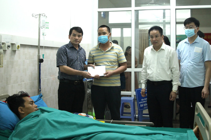 Ông Phạm Tuấn Anh, Phó Cục trưởng Cục Nhà giáo và cán bộ quản lý giáo dục trao Thư của Bộ trưởng Bộ GD&ĐT chia buồn, thăm hỏi gia đình cô giáo Mai Thị Yến. Ảnh: Minh Tâm-TTXVN Thăm hỏi, động viên gia đình cô giáo vùng cao gặp nạn ở Hà Giang ảnh 1