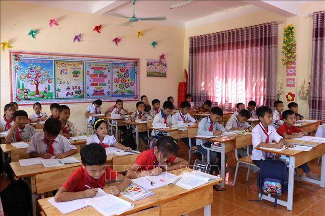 Từ năm học 2021-2022, 457 học sinh Trường Tiểu học Đoàn Kết, xã Ma Ly Pho, huyện Phong Thổ, tỉnh Lai Châu không còn được thụ hưởng các chính sách hỗ trợ khi xã này đạt chuẩn nông thôn mới. Ảnh: Nguyễn Oanh-TTXVN. Lai Châu: Người dân mong muốn có chính sách hỗ trợ linh hoạt cho học sinh vùng mới thoát nghèo ảnh 2