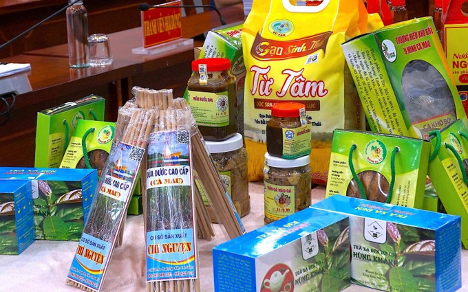 Nhiều sản phẩm trưng bày tại đợt bình xét, phân hạng sản phẩm OCOP đợt 2 năm 2021 vào sáng 27/1. Ảnh: nhandan.vn Cà Mau có thêm 26 sản phẩm OCOP đạt chuẩn 3 sao ảnh 1