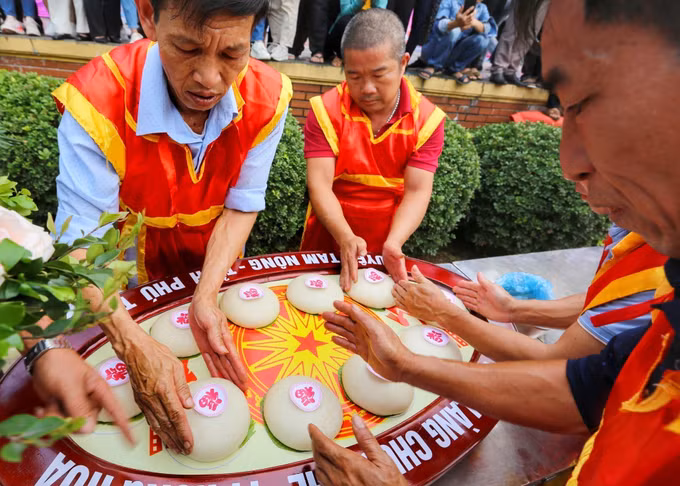 Giỗ Tổ Hùng Vương 2023: Hấp dẫn hội thi làm bánh chưng, bánh giầy ảnh 5