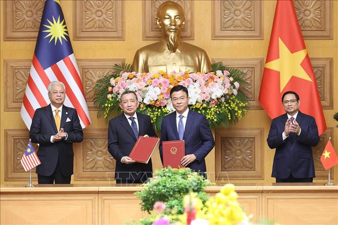 Bộ trưởng Bộ Tư pháp Lê Thành Long và Tổng Chưởng lý Malaysia Tan Sri Idrus Bin Harun trao đổi Bản ghi nhớ giữa Chính phủ Việt Nam và Chính phủ Malaysia về hợp tác pháp luật. Ảnh: Dương Giang-TTXVN Thông tấn xã Việt Nam (TTXVN) và Hãng thông tấn quốc gia Malaysia (BERNAMA) tăng cường hợp tác ảnh 6