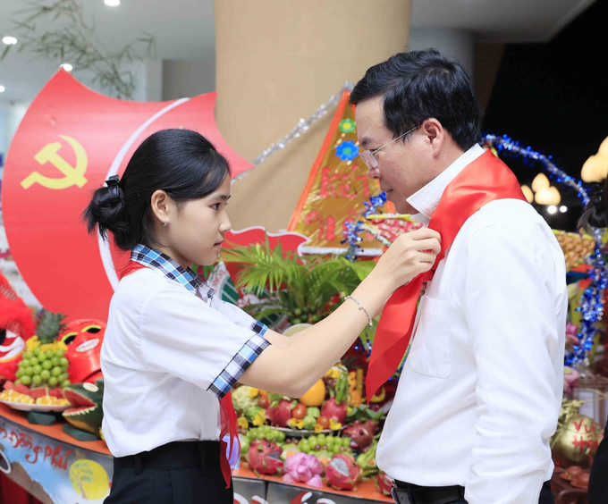 Thiếu nhi tỉnh Bình Phước đeo khăn quàng đỏ cho Chủ tịch nước Võ Văn Thưởng. Ảnh: An Đăng – TTXVN Thiếu nhi tỉnh Bình Phước đeo khăn quàng đỏ cho Chủ tịch nước Võ Văn Thưởng. Ảnh: An Đăng – TTXVN