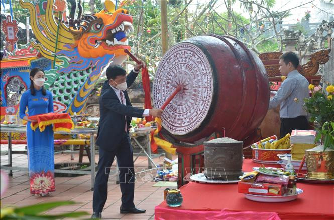 Đánh trống khai mạc Lễ hội Cầu Ngư năm 2022. Ảnh: Hoa Mai - TTXVN Lễ hội Cầu Ngư - nét văn hóa tín ngưỡng đặc sắc của cư dân vùng biển Thanh Hóa ảnh 3