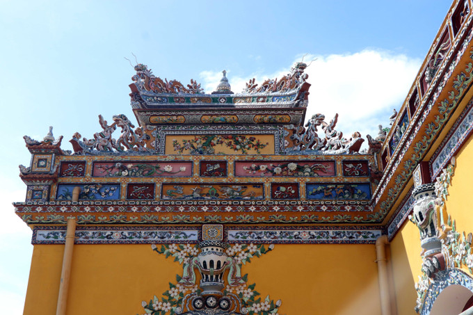 Nghệ thuật khảm sành sứ ở điện Kiến Trung trong Tử Cấm Thành Huế. Ảnh: Đỗ Trưởng – TTXVN Những mảnh sành sứ dệt nên tấm “áo choàng” cung điện rực rỡ ảnh 2