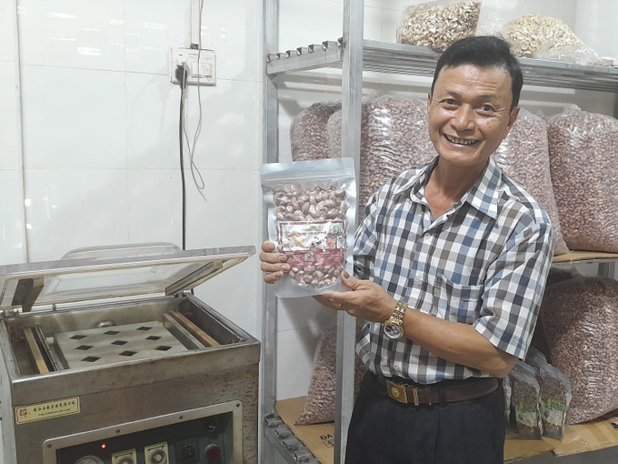 Nông dân Nguyễn Văn Luân với sản phẩm hạt điều rang muối trồng hữu cơ mang lại nguồn thu cho gia đình. Ảnh: K GỬIH - TTXVN Ông Nguyễn Văn Luân làm giàu từ nông nghiệp sạch ảnh 1