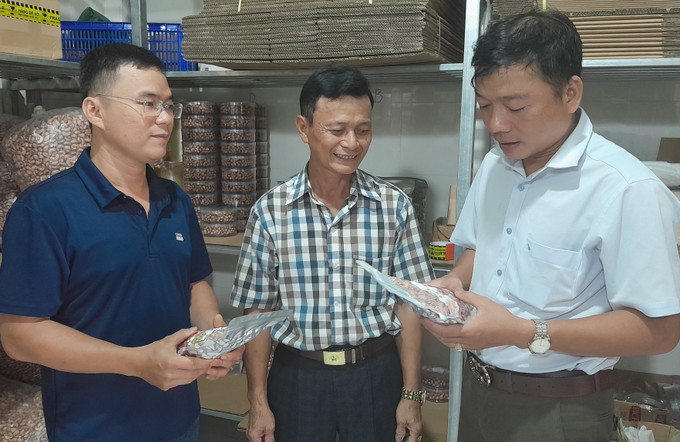 Ông Nguyễn Văn Luân (giữa) giới thiệu sản phẩm nông nghiệp sạch cho cán bộ Hội Nông dân xã Bình Tân. Ảnh: K GỬIH-TTXVN Ông Nguyễn Văn Luân làm giàu từ nông nghiệp sạch ảnh 3