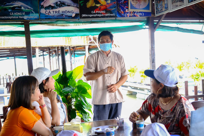 Ông Lý Văn Bon giới thiệu các loài cá của sông Hậu cho du khách đến tham quan cồn Sơn. Ảnh: Thanh Liêm - TTXVN Mô hình 3D về loài cá hiếm giúp quảng bá du lịch Cồn Sơn ảnh 3