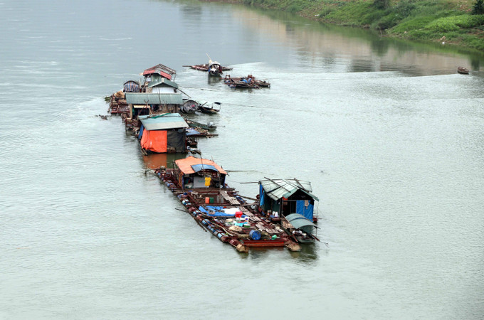 Một trong bè nuôi cá lồng đặc sản trên sông Lô ở phường Nông Tiến (thành phố Tuyên Quang). Ảnh: Vũ Quang - TTXVN Tuyên Quang phát triển nuôi trồng thủy sản bền vững ảnh 1