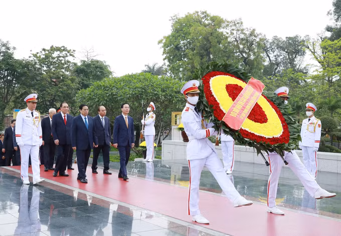 48 năm thống nhất đất nước: Lãnh đạo Đảng, Nhà nước vào Lăng viếng Chủ tịch Hồ Chí Minh ảnh 3