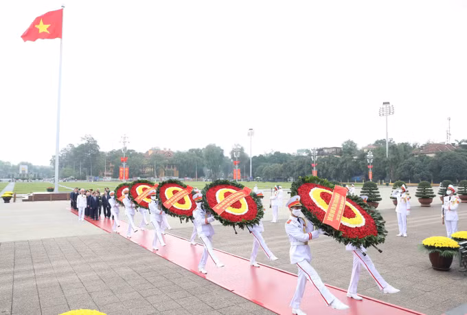 48 năm thống nhất đất nước: Lãnh đạo Đảng, Nhà nước vào Lăng viếng Chủ tịch Hồ Chí Minh ảnh 1