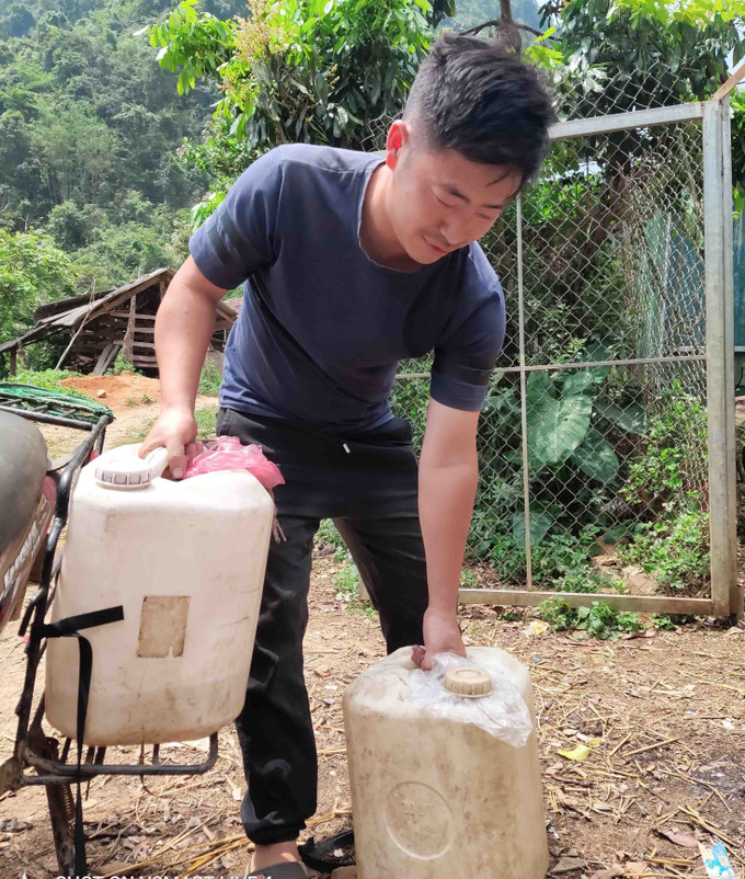 Mỗi chuyến xe máy đường xa dốc núi, anh Đào Duy Thắng (xã Mã Ba, huyện Hà Quảng) chỉ có thể chở tối đa 2 can 40 lít nước về nhà. Ảnh: Quốc Đạt - TTXVN Giải pháp cho tình trạng thiếu nước ở Lục Khu (Cao Bằng) ảnh 4