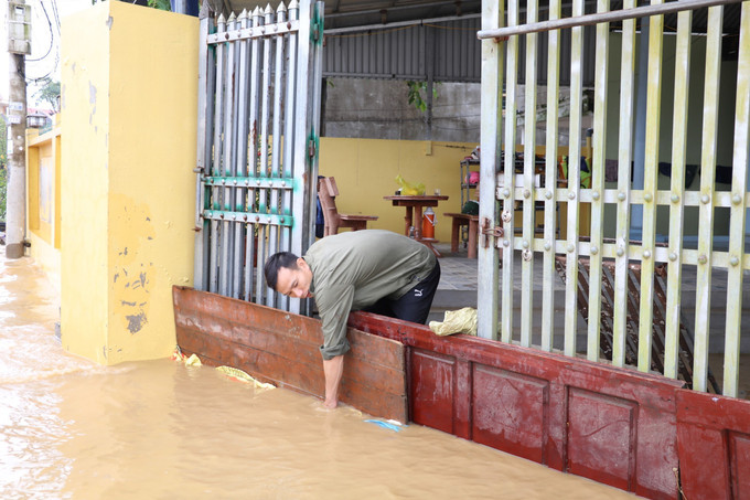Người dân thôn Ngọc Nhị, xã Gia Thủy, huyện Nho Quan che chắn ngăn nước vào nhà. Ảnh: Đức Phương - TTXVN Ninh Bình: Nhiều diện tích hoa màu, thủy sản bị ảnh hưởng do mưa lũ ảnh 2