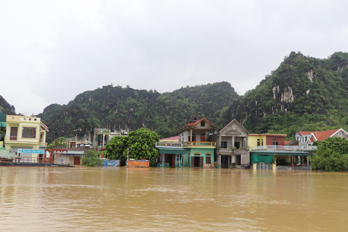 Nước lũ dâng cao tại thôn Kênh Gà, xã Gia Thịnh, huyện Gia Viễn. Ảnh: Đức Phương - TTXVN Ninh Bình: Nhiều diện tích hoa màu, thủy sản bị ảnh hưởng do mưa lũ ảnh 1