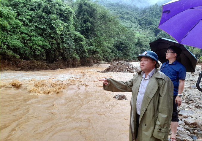 Phó Chủ tịch huyện Kỳ Sơn, ông Thò Bá Rê cùng đoàn công tác trực tiếp kiểm tra tình hình mưa lũ tại xã Chiêu Lưu. Ảnh: TTXVN Nghệ An: Mưa lớn kéo dài khiến nhiều nơi bị ngập và chia cắt ảnh 1