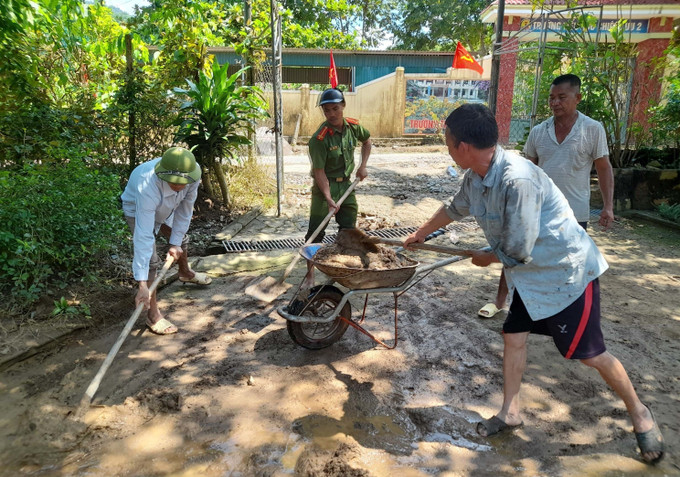 Người dân xã Chiêu Lưu, huyện Kỳ Sơn, tỉnh Nghệ An tích cực khắc phục hậu quả mưa lũ gây ra. Ảnh: TTXVN Nghệ An: Mưa lớn kéo dài khiến nhiều nơi bị ngập và chia cắt ảnh 4