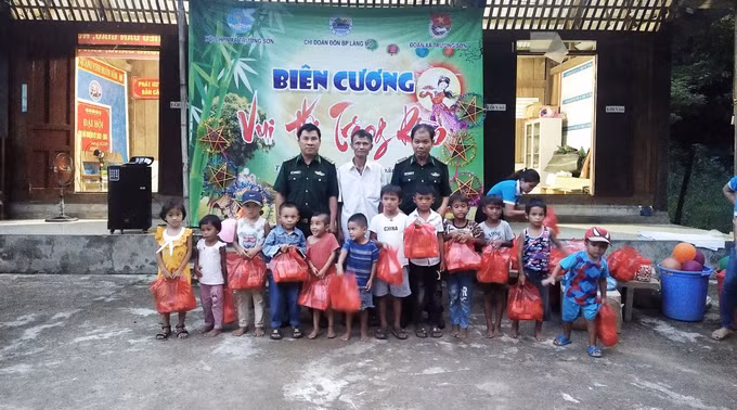 Ấm áp chương trình "Biên cương vui hội trăng rằm" ảnh 2