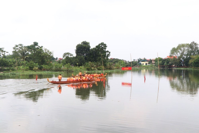 Hội đua thuyền chải trong chương trình lễ hội. Ảnh: Mạnh Minh- TTXVN Khai hội truyền thống Đền Quát mùa thu năm 2022 ảnh 3