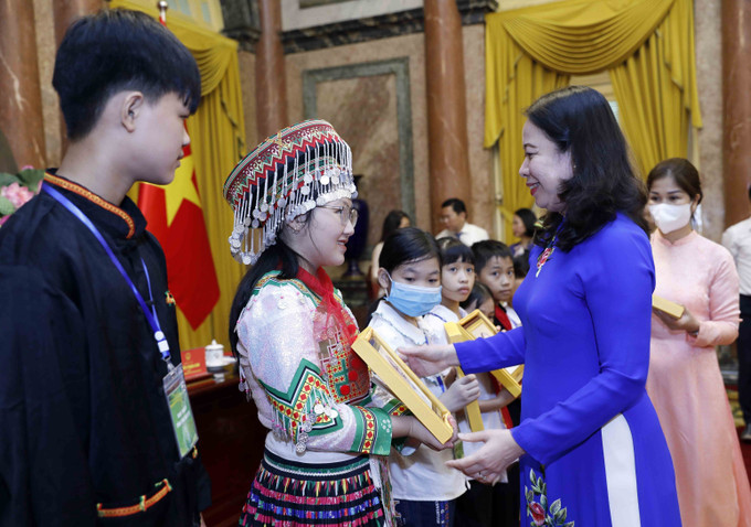 Phó Chủ tịch nước Võ Thị Ánh Xuân tặng quà cho các đại biểu. Ảnh: An Đăng - TTXVN Phó Chủ tịch nước gặp mặt trẻ mồ côi, khuyết tật, có hoàn cảnh khó khăn dịp Tết Trung thu 2022 ảnh 2