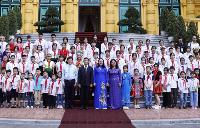 Phó Chủ tịch nước Võ Thị Ánh Xuân với các đại biểu. Ảnh: An Đăng - TTXVN Phó Chủ tịch nước gặp mặt trẻ mồ côi, khuyết tật, có hoàn cảnh khó khăn dịp Tết Trung thu 2022 ảnh 3