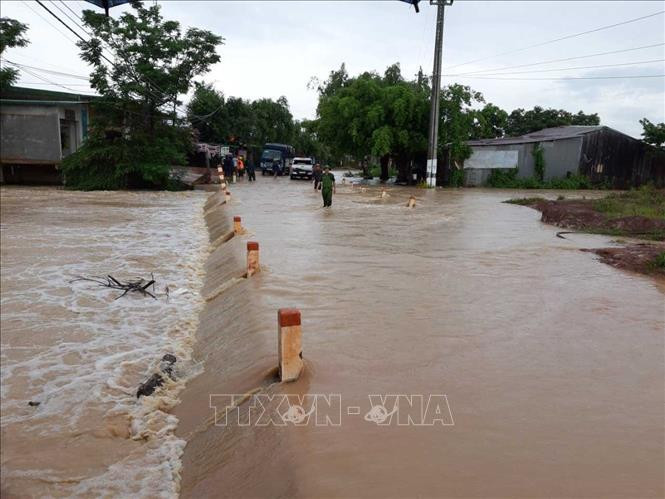 Nước lũ dâng cao tràn qua nhiều đoạn đường tại huyện Ea Súp, Đắk Lắk. Ảnh: TTXVN Mưa lớn gây ngập lụt cục bộ một số nơi ở Đắk Lắk ảnh 1