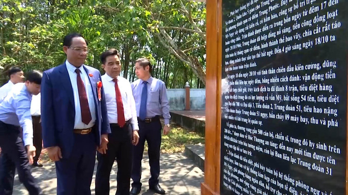 Phó Chủ tịch Quốc hội Trần Quang Phương đến viếng và dâng hương tại di tích lịch sử Hóc Thượng. Ảnh: Trần Tĩnh – TTXVN Thành lập thị trấn Trung Phước, tỉnh Quảng Nam ảnh 3