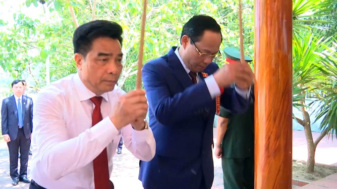 Phó Chủ tịch Quốc hội Trần Quang Phương đến viếng và dâng hương tại di tích lịch sử Hóc Thượng. Ảnh: Trần Tĩnh – TTXVN Thành lập thị trấn Trung Phước, tỉnh Quảng Nam ảnh 2