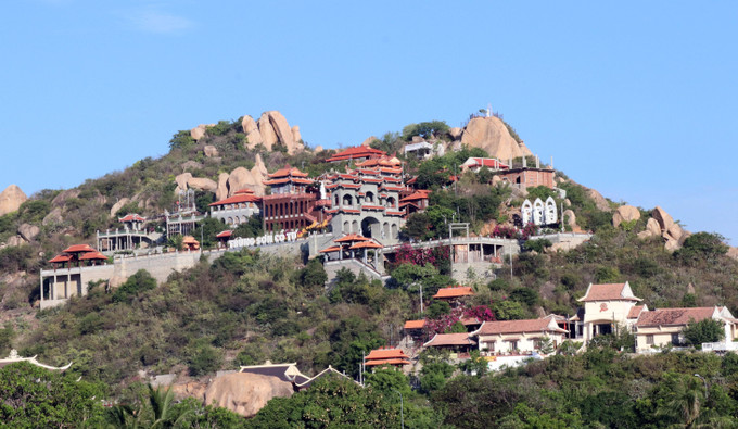 Trùng Sơn Cổ Tự (Ninh Hải, Ninh Thuận) - điểm du lịch tâm linh thu hút đông du khách đến tham quan. Ảnh: Công Thử - TTXVN Ninh Thuận đẩy nhanh phục hồi, tăng tốc phát triển du lịch ảnh 3