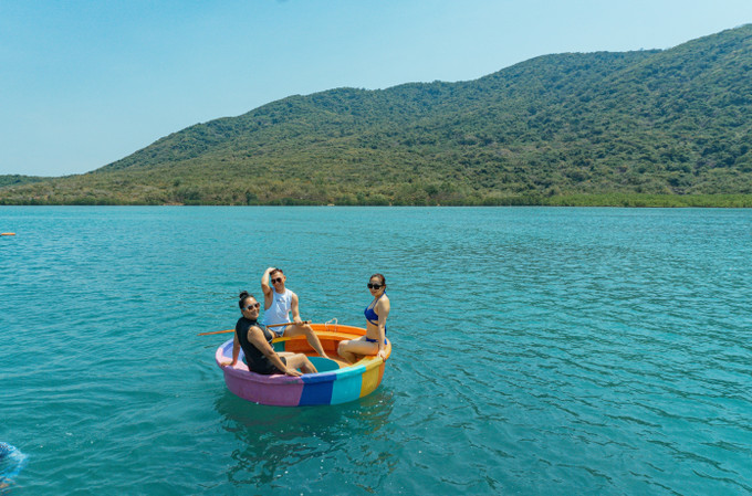 Du khách chèo thuyền thúng trải nghiệm trong khu rừng ngập mặn Đầm Bấy, vịnh Nha Trang, tỉnh Khánh Hòa . Ảnh: Phan Sáu - TTXVN Khánh Hòa bước vào chặng đường “tăng tốc” thu hút du khách ảnh 4