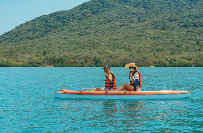 Du khách chèo thuyền trải nghiệm trong khu rừng ngập mặn Đầm Bấy, vịnh Nha Trang, tỉnh Khánh Hòa. Ảnh: Phan Sáu - TTXVN Khánh Hòa bước vào chặng đường “tăng tốc” thu hút du khách ảnh 2