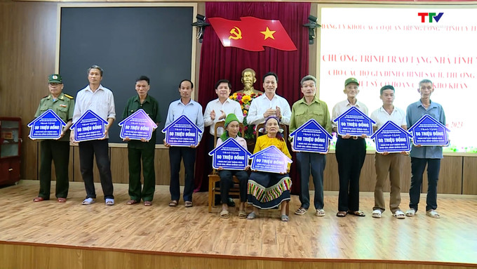 Bí thư Đảng ủy Khối các cơ quan Trung ương Nguyễn Văn Thể đã trao tặng 10 căn nhà cho 10 hộ gia đình chính sách huyện Thường Xuân. Ảnh: truyenhinhthanhhoa.vn Ngày Thương binh - Liệt sỹ 27/7: Đảng ủy Khối các cơ quan Trung ương trao tặng Nhà tình nghĩa tại Thanh Hóa ảnh 1