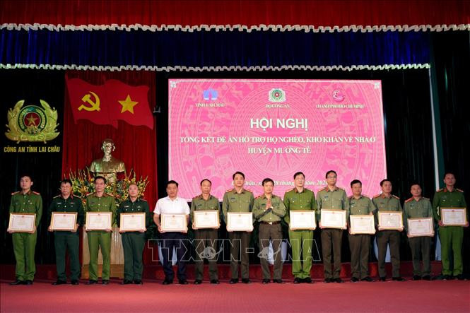 Thiếu tướng Lê Văn Long thừa ủy quyền của Bộ trưởng Bộ Công an trao Bằng khen cho các tập thể, cá nhân có thành tích xuất sắc trong thực hiện đề án 245. Ảnh: Quý Trung - TTXVN Lai Châu hoàn thành đề án hỗ trợ nhà ở cho hộ nghèo ở huyện biên giới Mường Tè ảnh 1