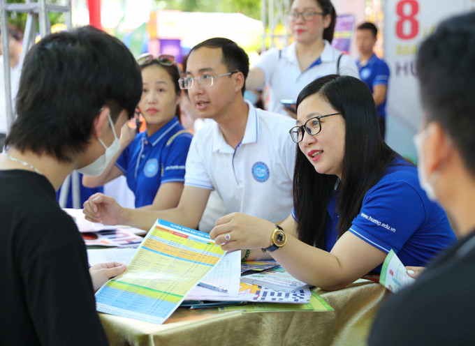 Cán bộ tư vấn của trường đại học Mỏ - Địa chất giải đáp thắc mắc về chương trình đào tạo, cơ hội nghề nghiệp cũng như chính sách hỗ trợ của nhà trường cho thí sinh trong Ngày hội tư vấn xét tuyển 2022. Ảnh: Thanh Tùng - TTXVN Xét tuyển Đại học 2022: Tránh nhầm lẫn, sai sót khi đăng ký nguyện vọng vào thời hạn cuối ảnh 1