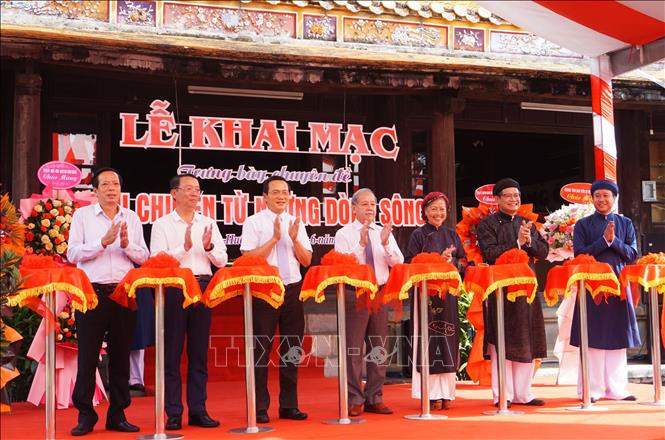 Cắt băng khai mạc trưng bày. Ảnh: Tường Vi – TTXVN. Trưng bày chuyên đề “Câu chuyện từ những dòng sông” ảnh 1