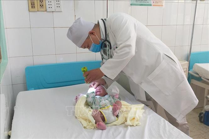 Bệnh nhi S.H. tỉnh táo, sức khỏe bình phục tốt sau khi được phẫu thuật cắt bỏ khối thoát vị não vùng chẩm. Ảnh: Lê Xuân-TTXVN Phẫu thuật thành công bé sơ sinh có khối thoát vị não chẩm kích thước lớn ảnh 2