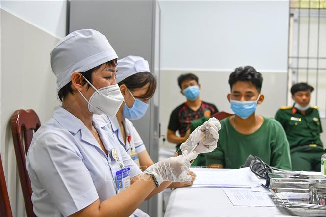 Tiêm vaccine phòng COVID-19 đợt 1, năm 2021 cho cán bộ chiến sĩ lực lượng Biên phòng. Ảnh: TTXVN Hệ thống quản lý quốc gia về vaccine của Việt Nam đạt cấp độ cao thứ 2 trong thang đánh giá của Tổ chức Y tế thế giới ảnh 1