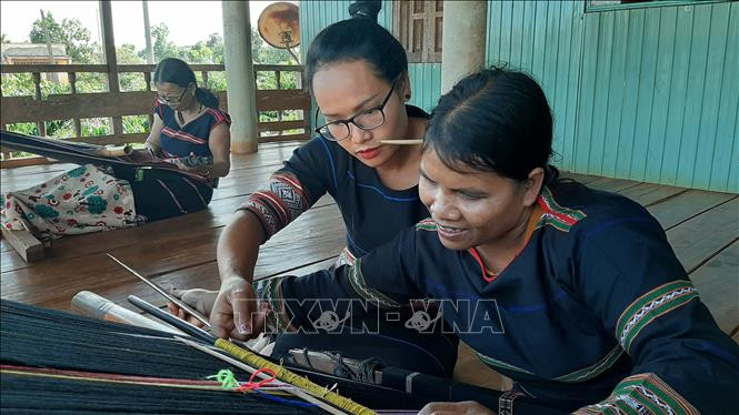 Câu lạc bộ dệt thổ cẩm xã Ia Mơ Nông, huyện Chư Pah (Gia Lai) cùng nhau vượt khó bảo tồn nghề dệt truyền thống. Ảnh: Hoài Nam - TTXVN Giải "bài toán" bảo tồn văn hóa dệt thổ cẩm ở Gia Lai ảnh 3