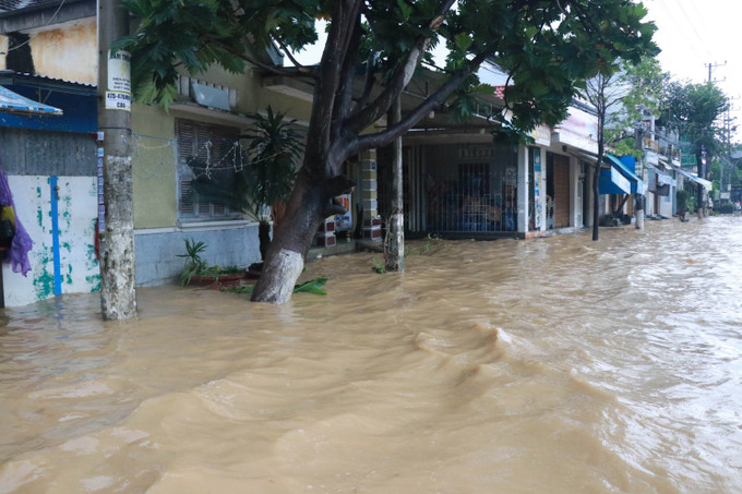 Nhiều tuyến đường tại thành phố Nha Trang bị ngập sâu. Ảnh: Đặng Tuấn - TTXVN Nhiều khu dân cư tại Khánh Hòa ngập sâu trong đêm ảnh 6