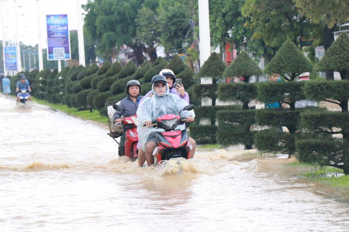 Nhiều tuyến đường trong khu dân cư thuộc các xã, phường như: Vĩnh Trung, Vĩnh Thạnh, Ngọc Hiệp, Vĩnh Ngọc... của thành phố Nha Trang đều bị ngập hơn nửa mét, việc đi lại gặp nhiều khó khăn. Ảnh: Đặng Tuấn - TTXVN Nhiều khu dân cư tại Khánh Hòa ngập sâu trong đêm ảnh 4